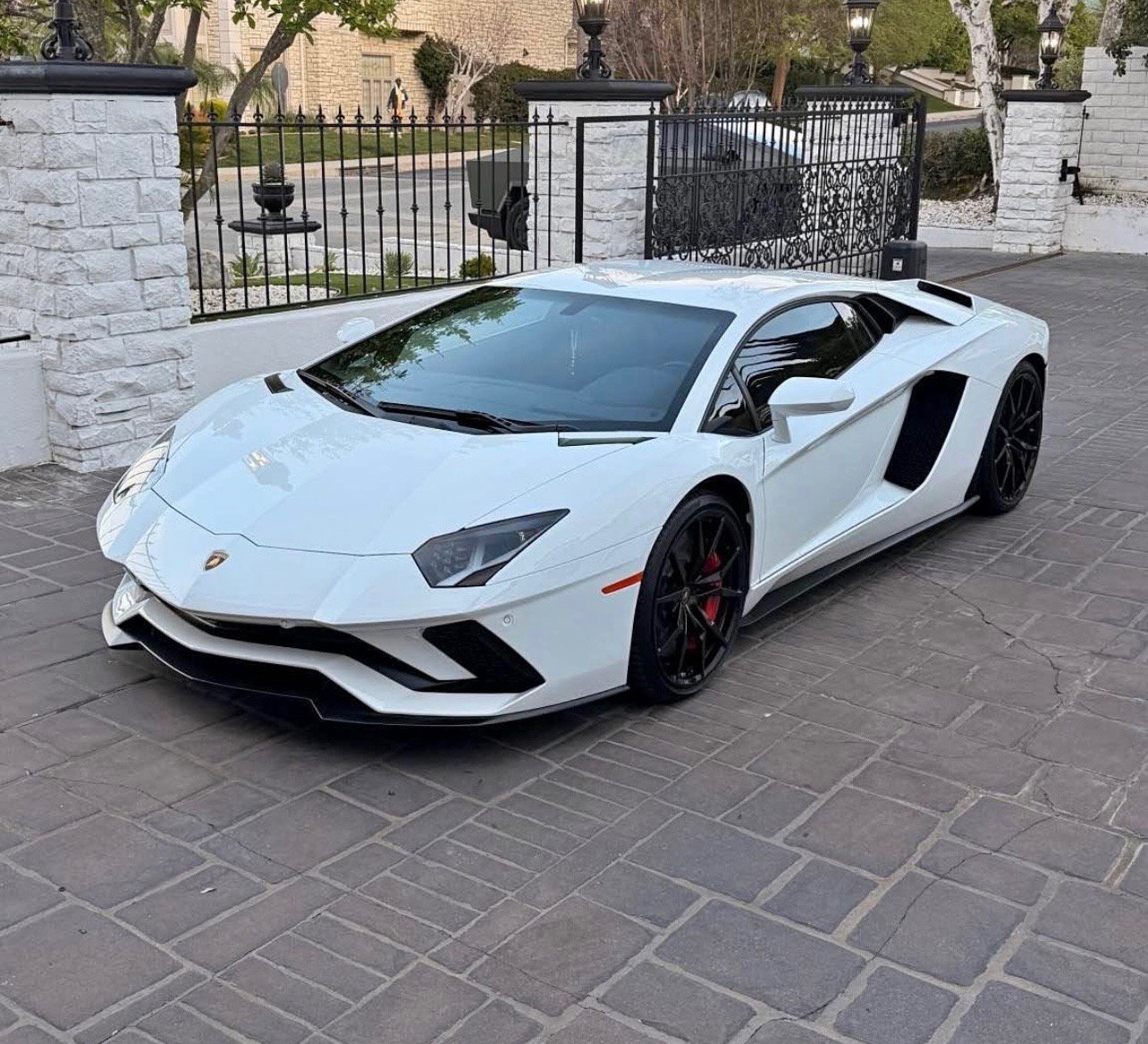Used 2018 Lamborghini Aventador S image 3