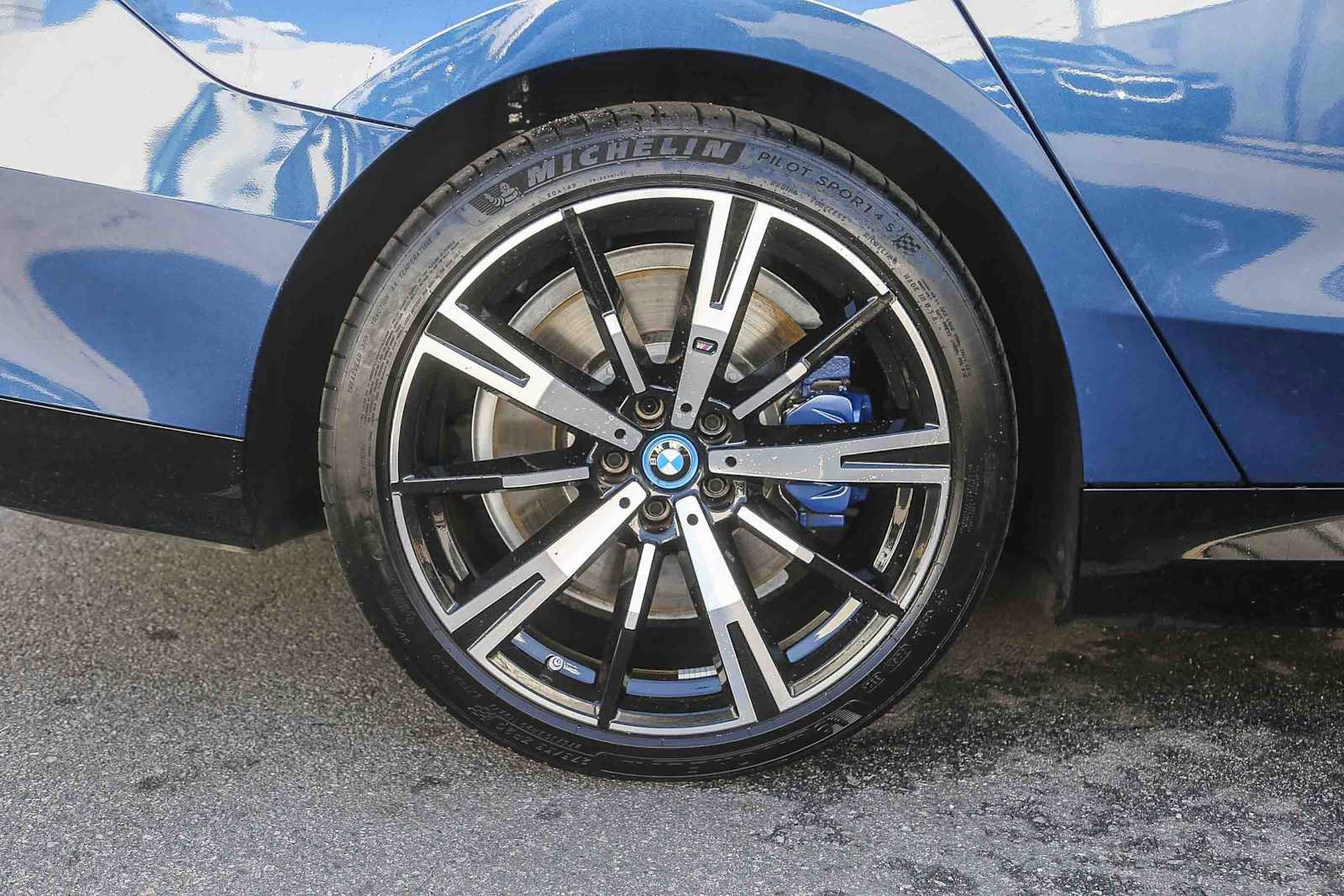 Used 2025 BMW i5 M60 w/ Executive Package image 8