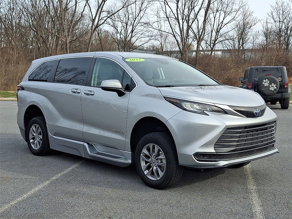 Used 2022 Toyota Sienna LE image 3