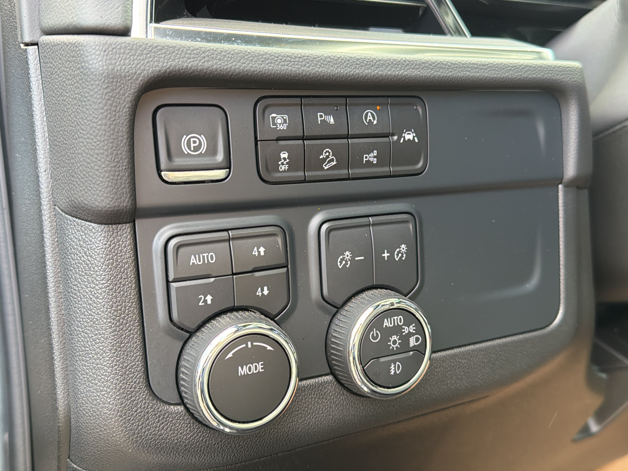 Used 2025 Chevrolet Tahoe Z71 w/ Comfort Package AWD/4WD image 15