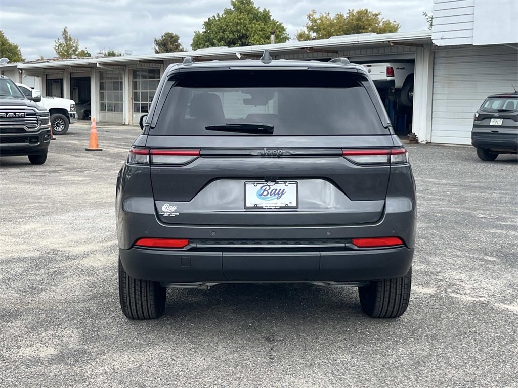 New 2025 Jeep Grand Cherokee Altitude image 4