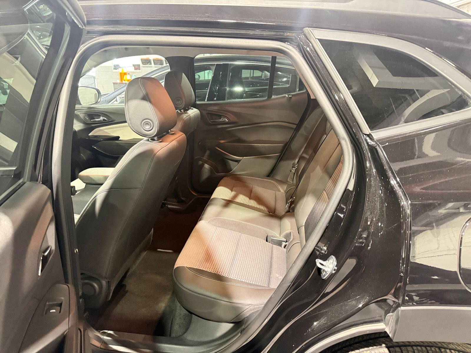 Used 2025 Chevrolet Trax LT w/ LT Convenience Package image 24