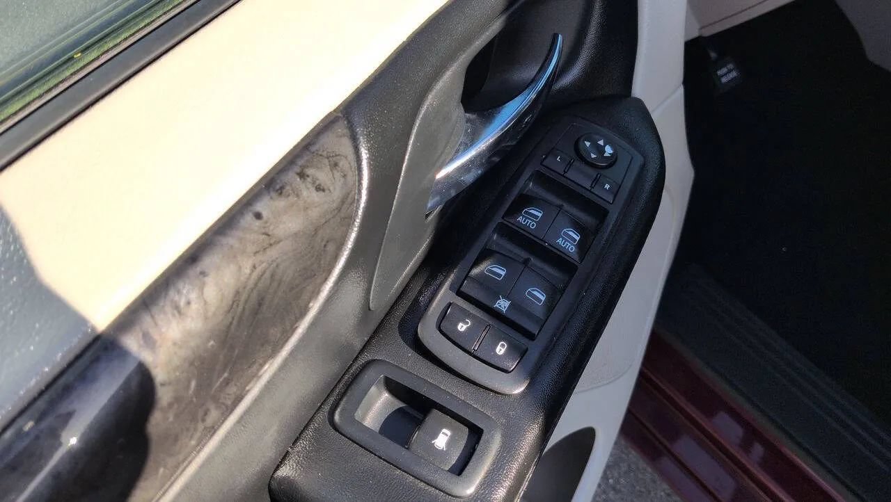 Used 2018 Dodge Grand Caravan SE FWD image 12
