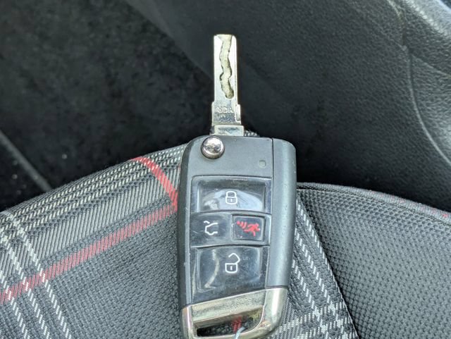Used 2018 Volkswagen Golf 4-Door FWD image 27