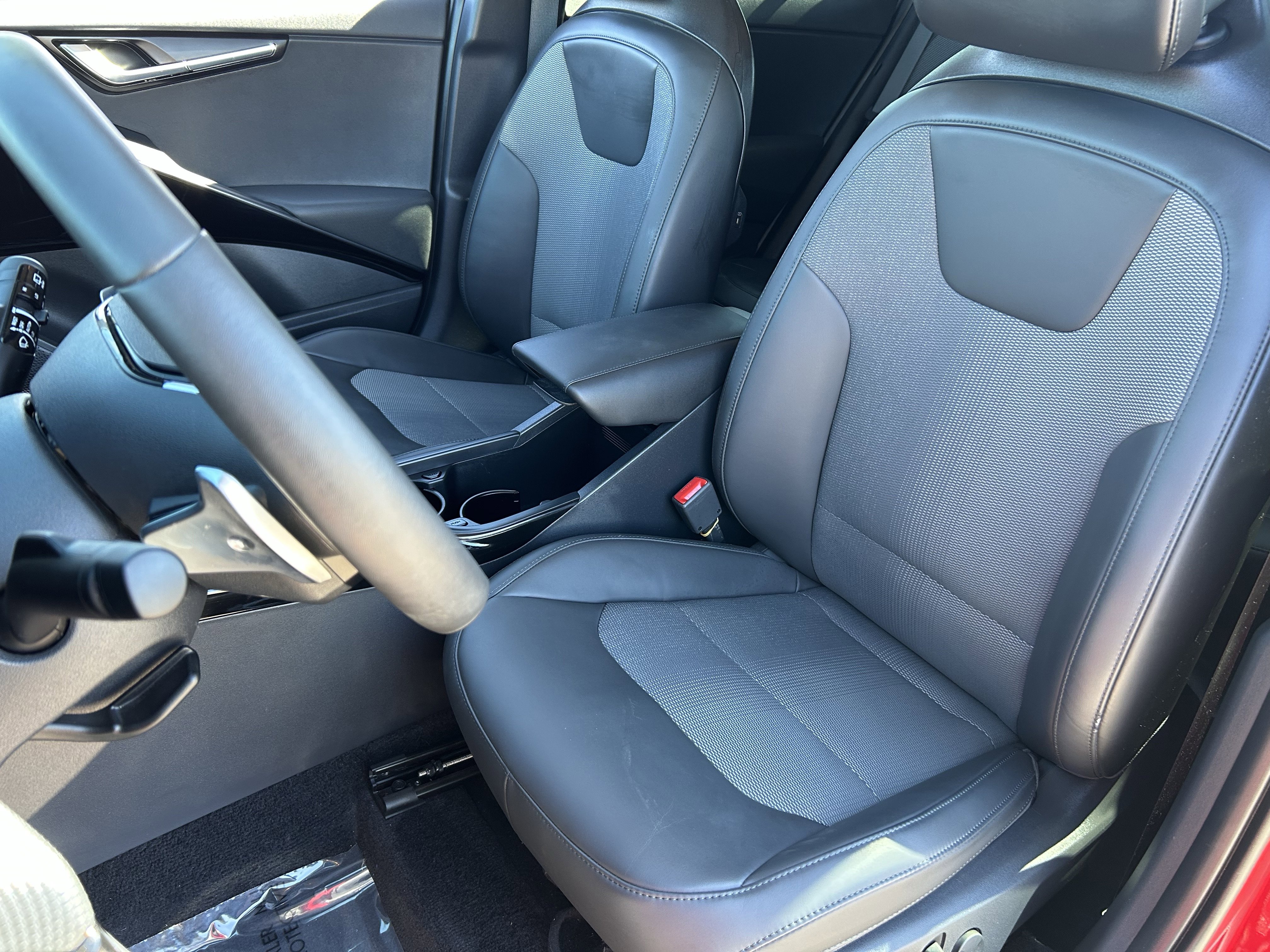 Used 2025 Kia Niro EX image 19