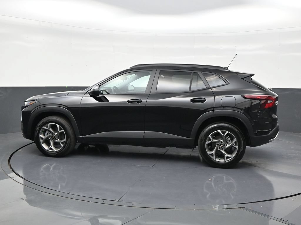 Used 2025 Chevrolet Trax LT w/ Driver Confidence Package FWD image 2