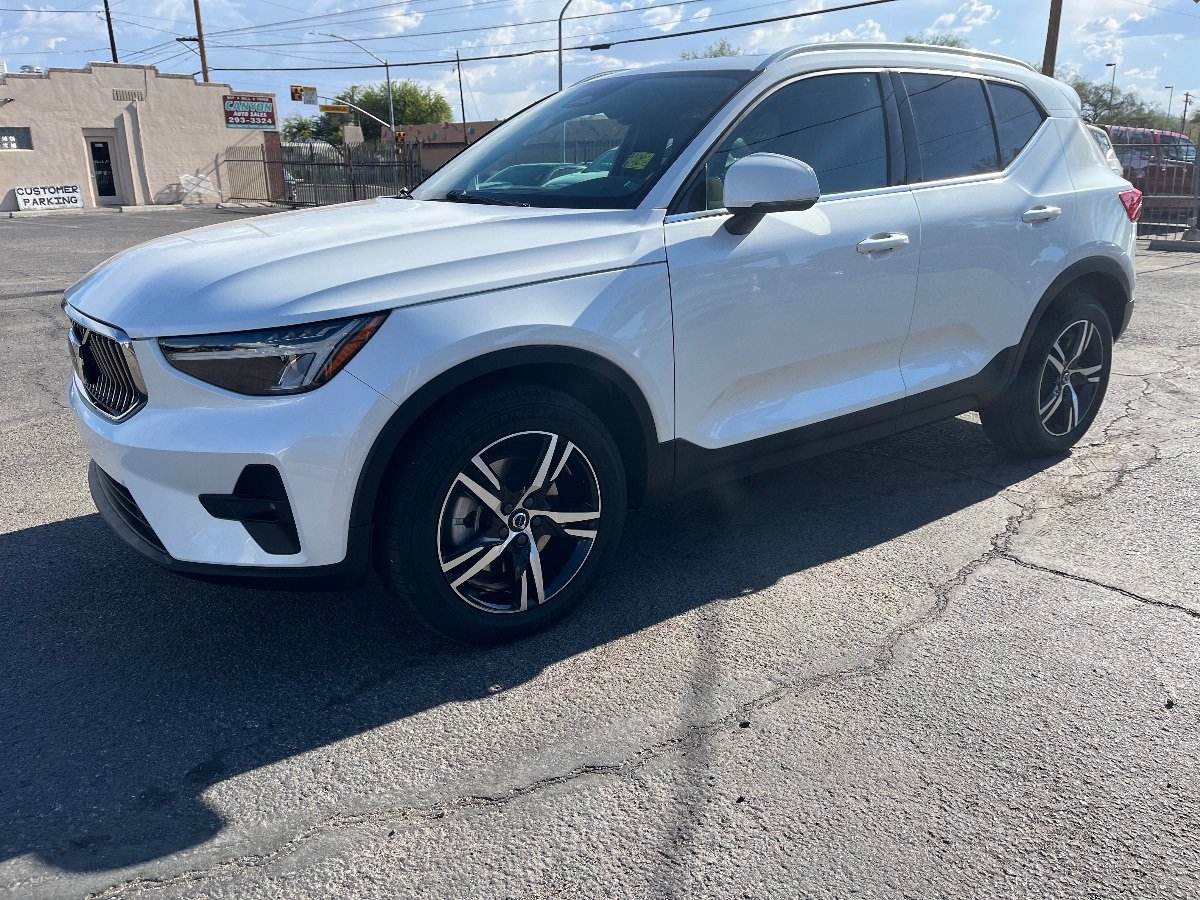 Used 2023 Volvo XC40 B5 Plus AWD/4WD image 10