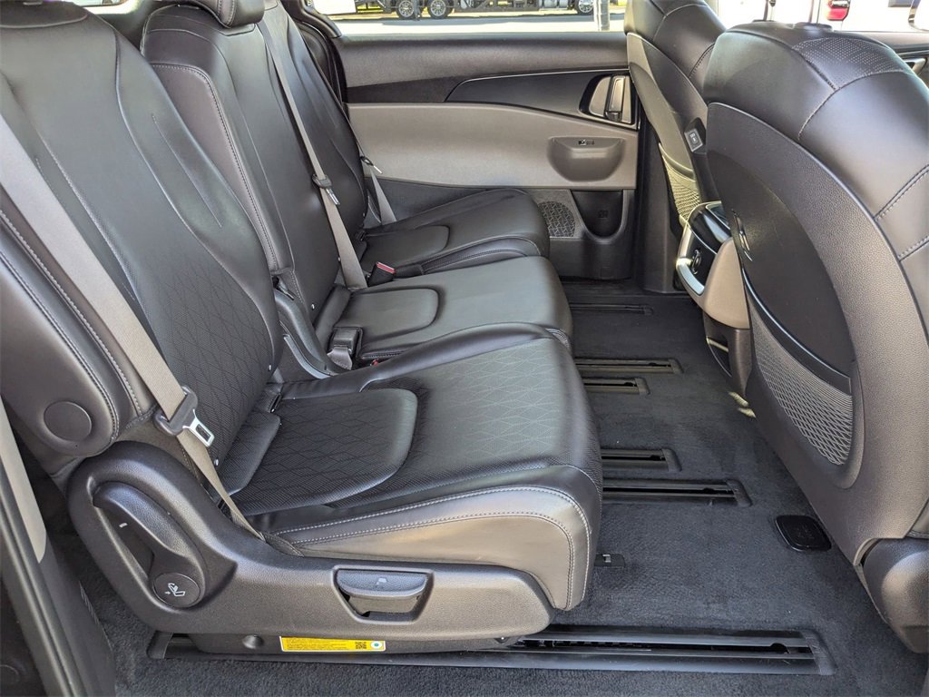 Used 2025 Kia Carnival image 30