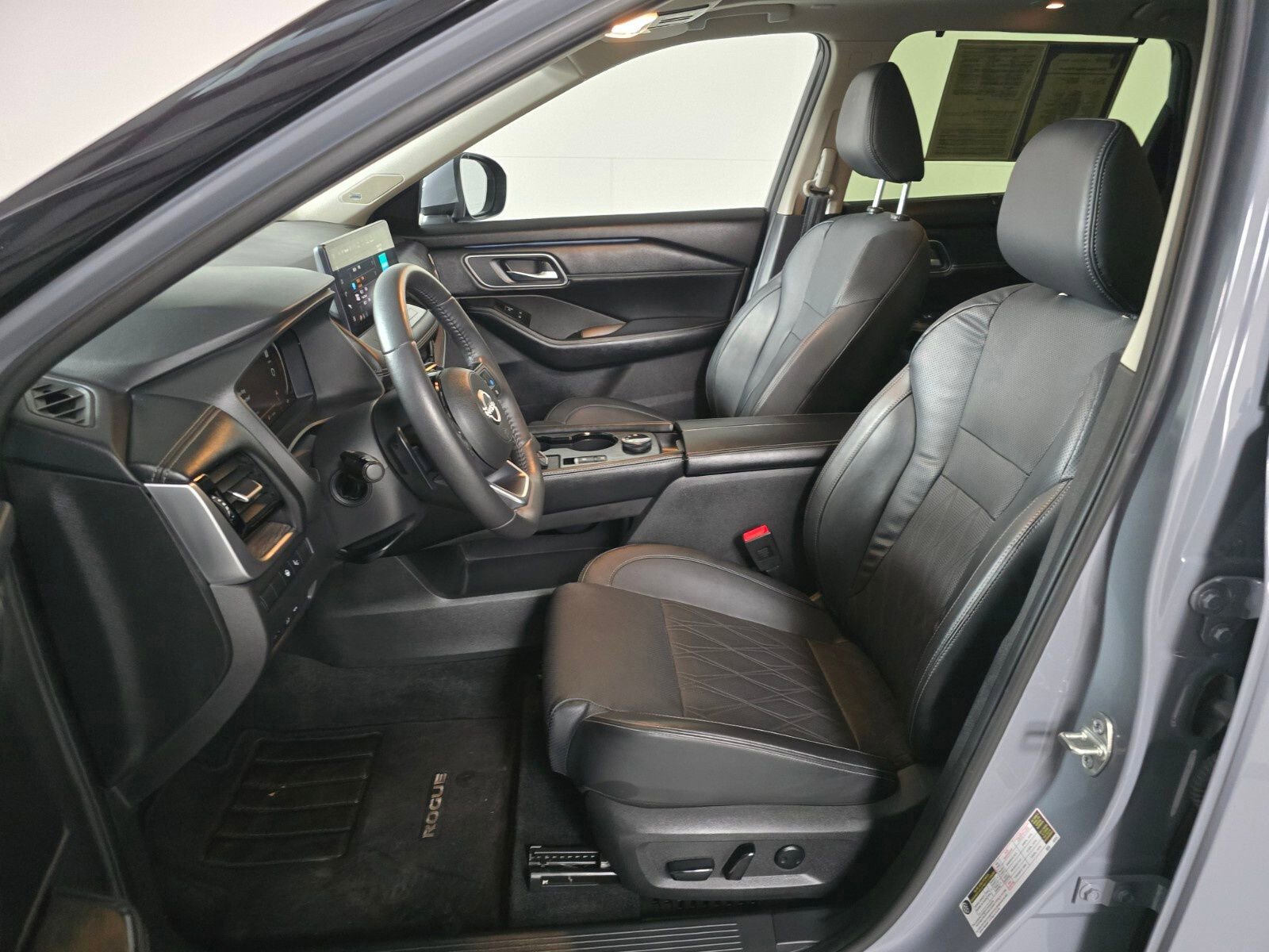 Used 2024 Nissan Rogue Platinum w/ Platinum Premium Package image 15