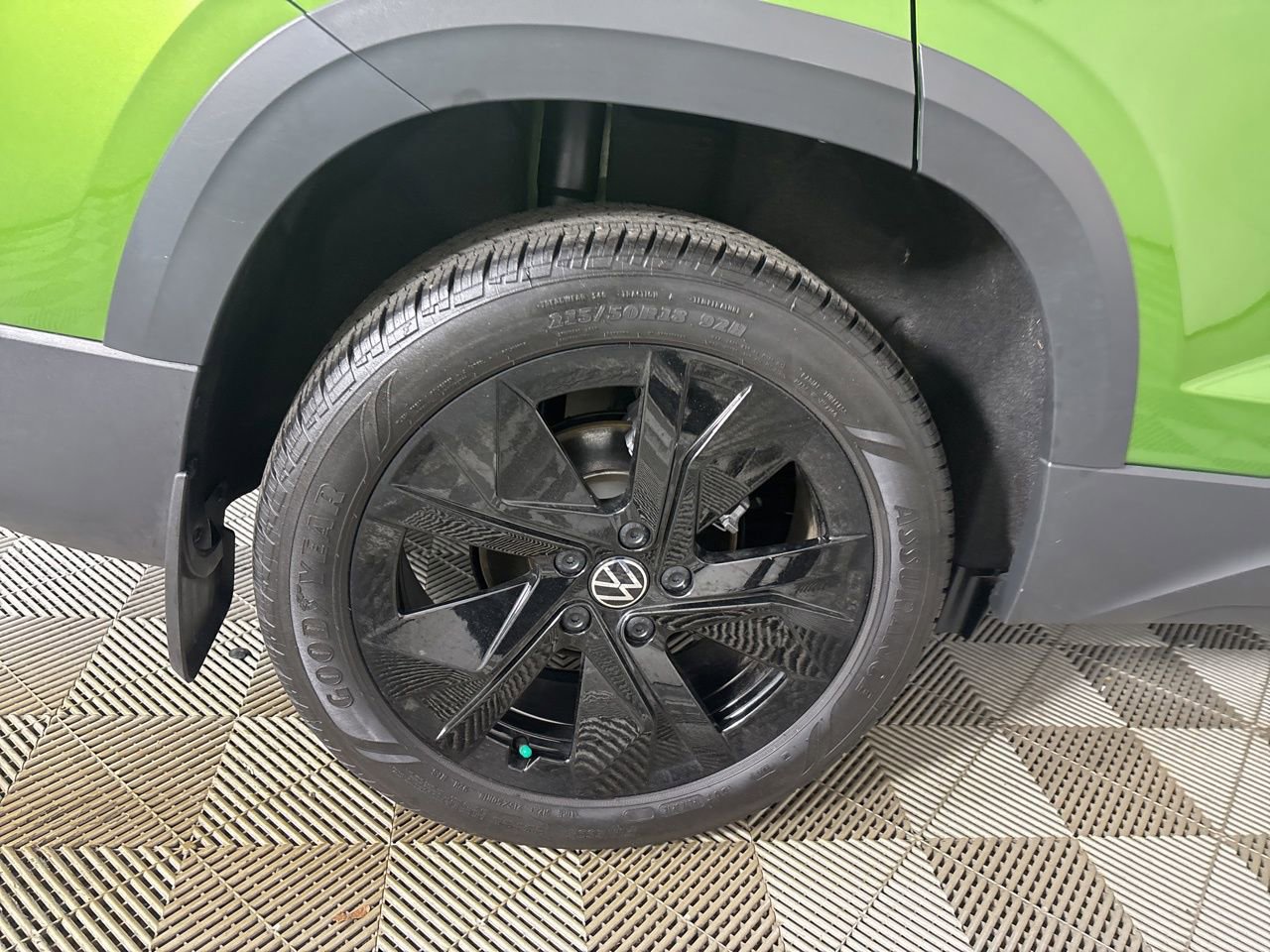 Used 2025 Volkswagen Taos SE w/ Black Wheel Package image 28