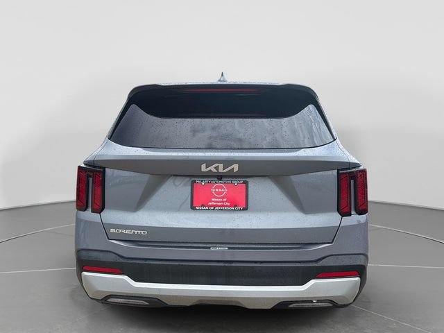 Used 2024 Kia Sorento LX FWD image 5