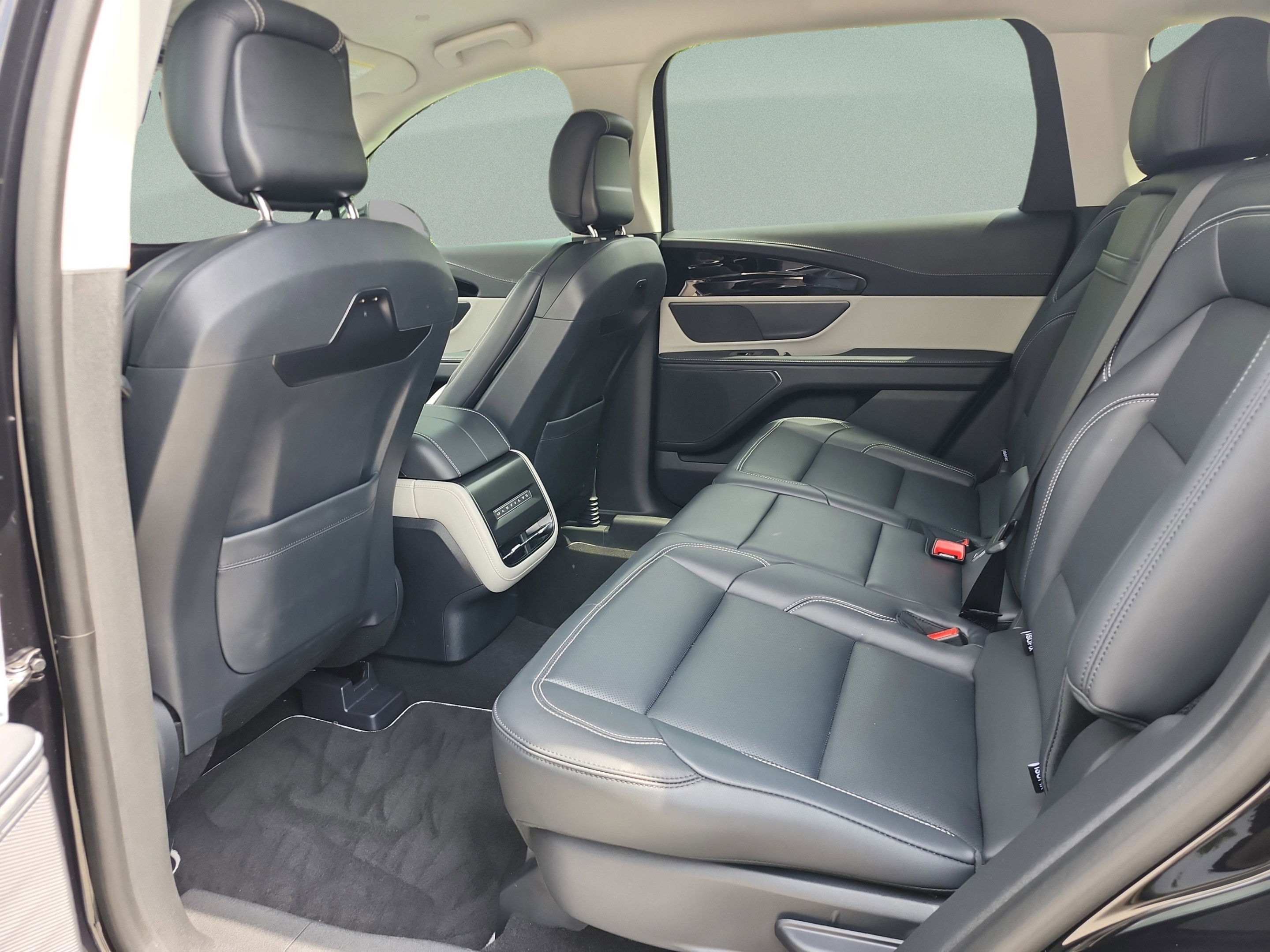 Used 2025 Lincoln Nautilus Premier AWD/4WD image 17