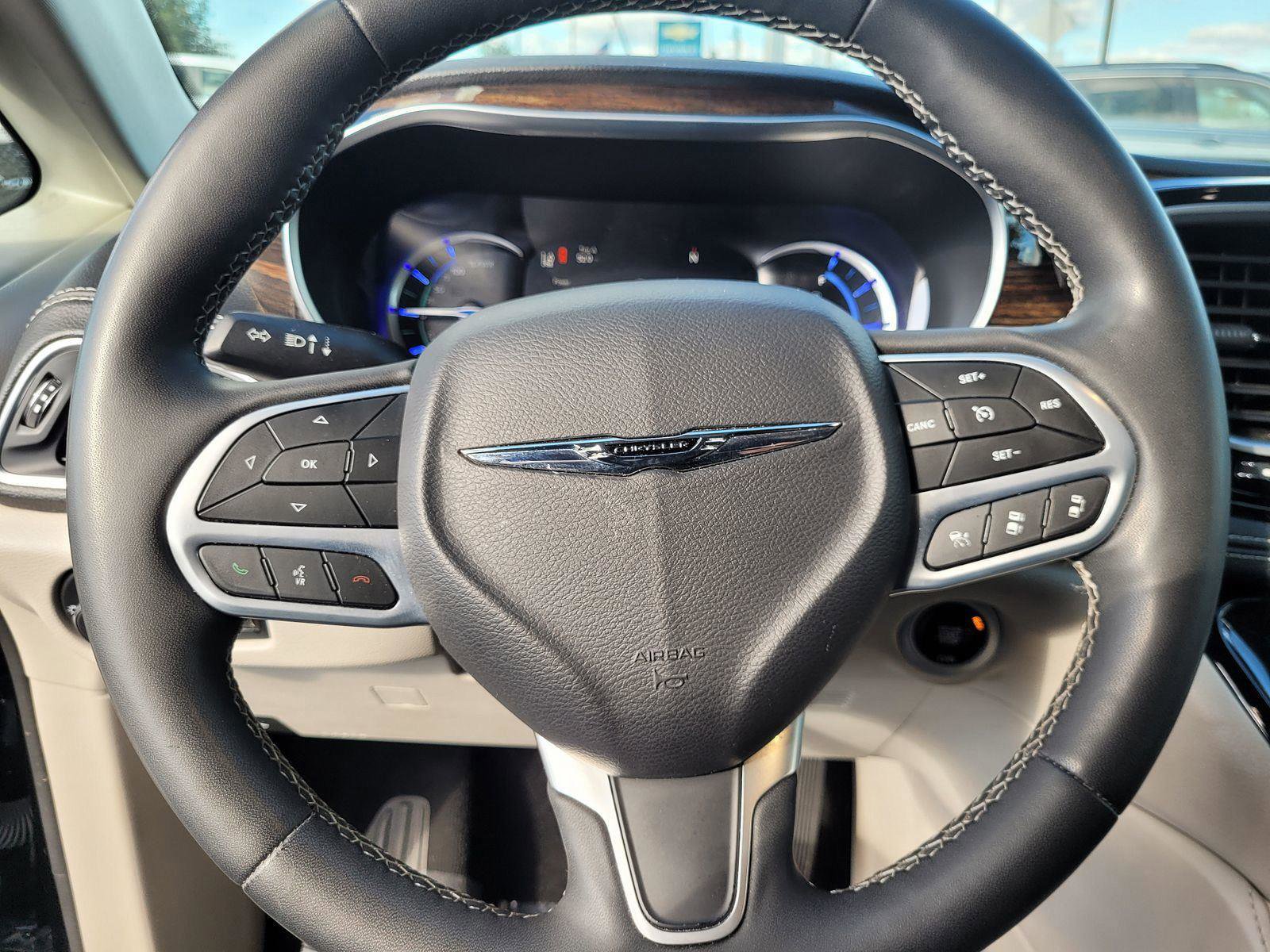 Used 2023 Chrysler Pacifica Limited image 12