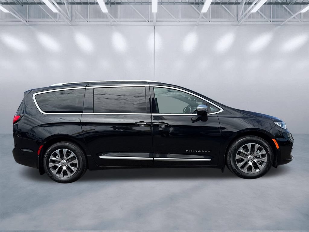 Used 2022 Chrysler Pacifica Pinnacle FWD image 3