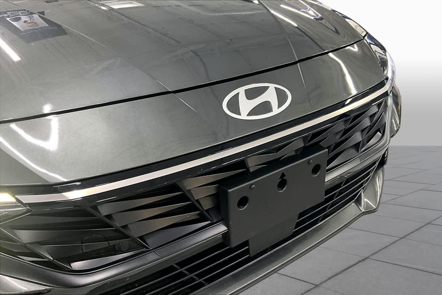 Used 2024 Hyundai Elantra Limited FWD image 30