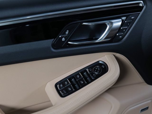Certified 2026 Porsche Macan AWD/4WD image 29