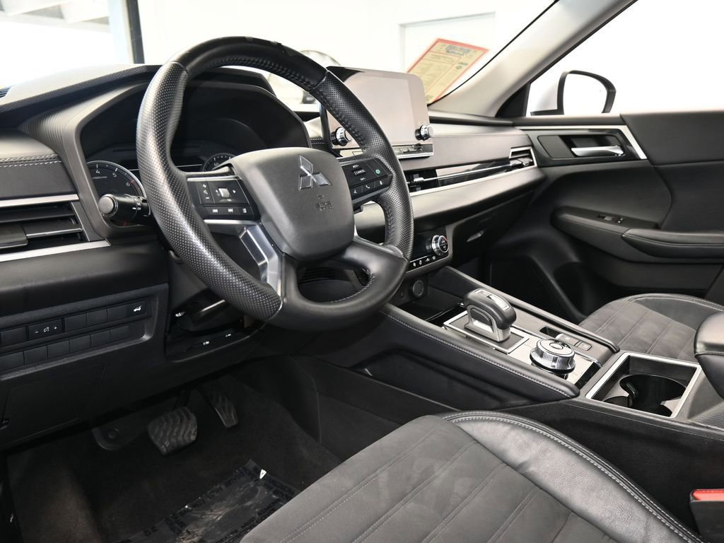 Used 2022 Mitsubishi Outlander SE image 13