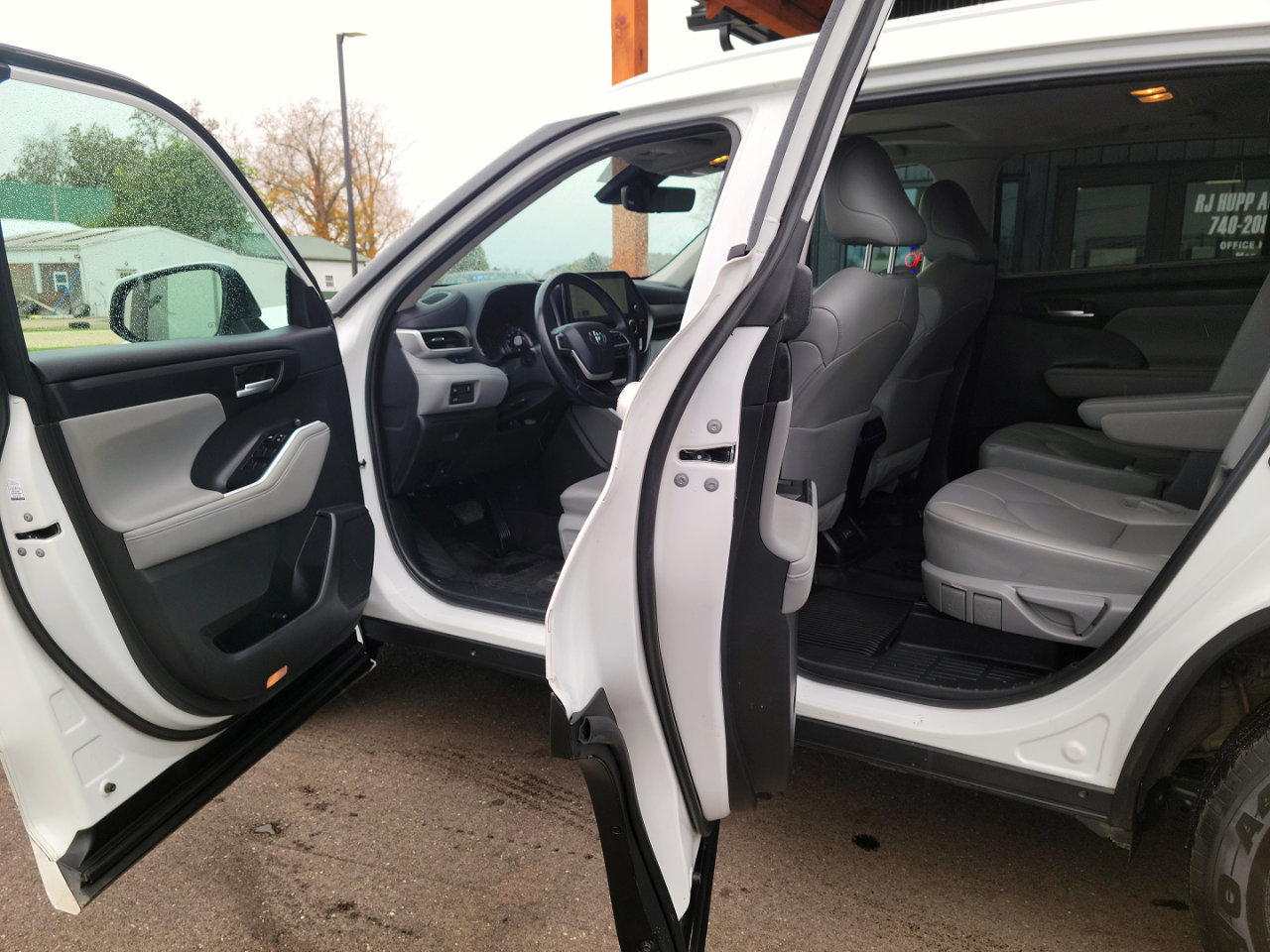 Used 2023 Toyota Highlander XLE image 7