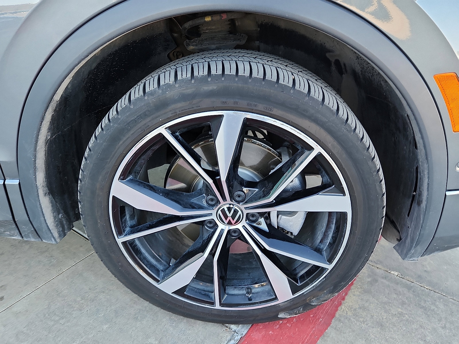 Used 2023 Volkswagen Tiguan SEL R-Line image 9