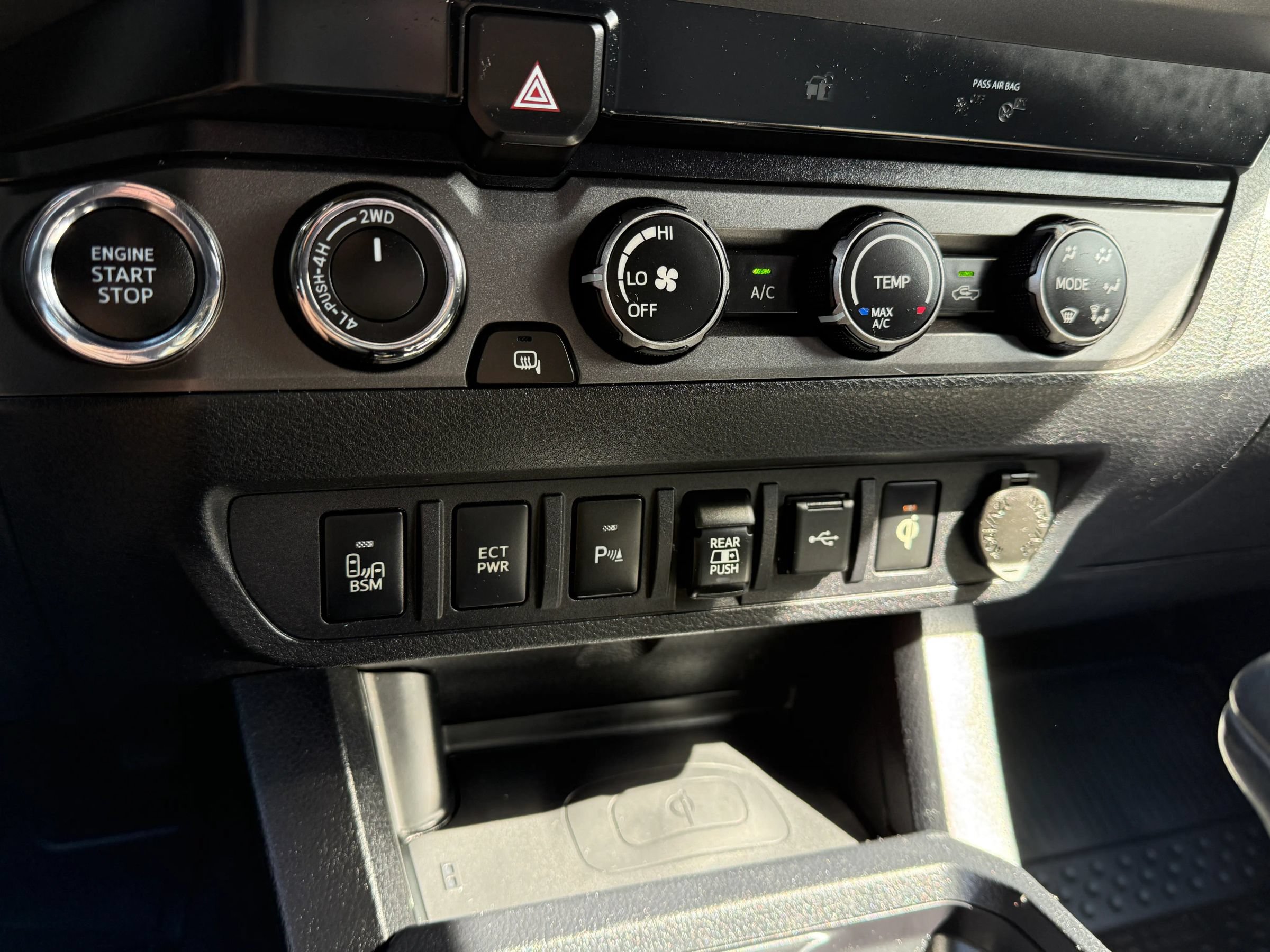 Used 2020 Toyota Tacoma TRD Off-Road w/ Technology Package AWD/4WD image 27
