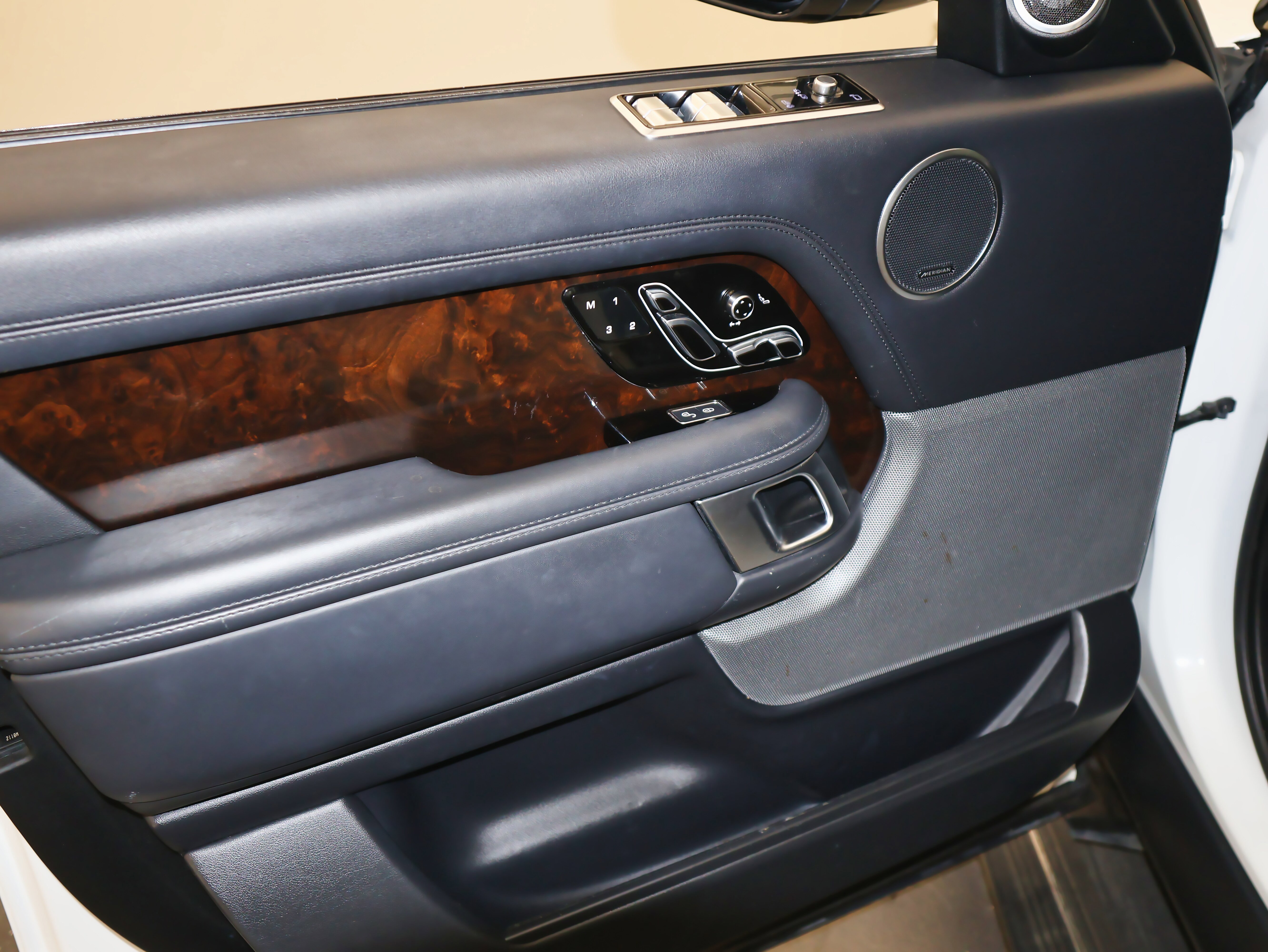 Used 2020 Land Rover Range Rover HSE image 21