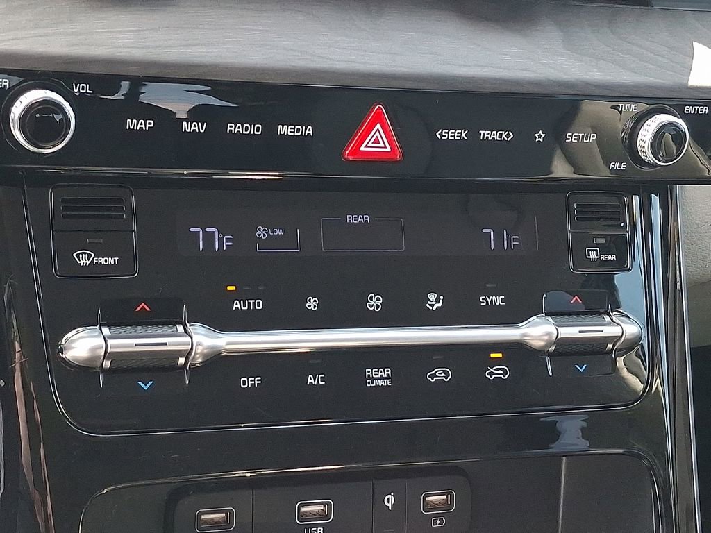 Used 2023 Kia Carnival EX FWD image 22
