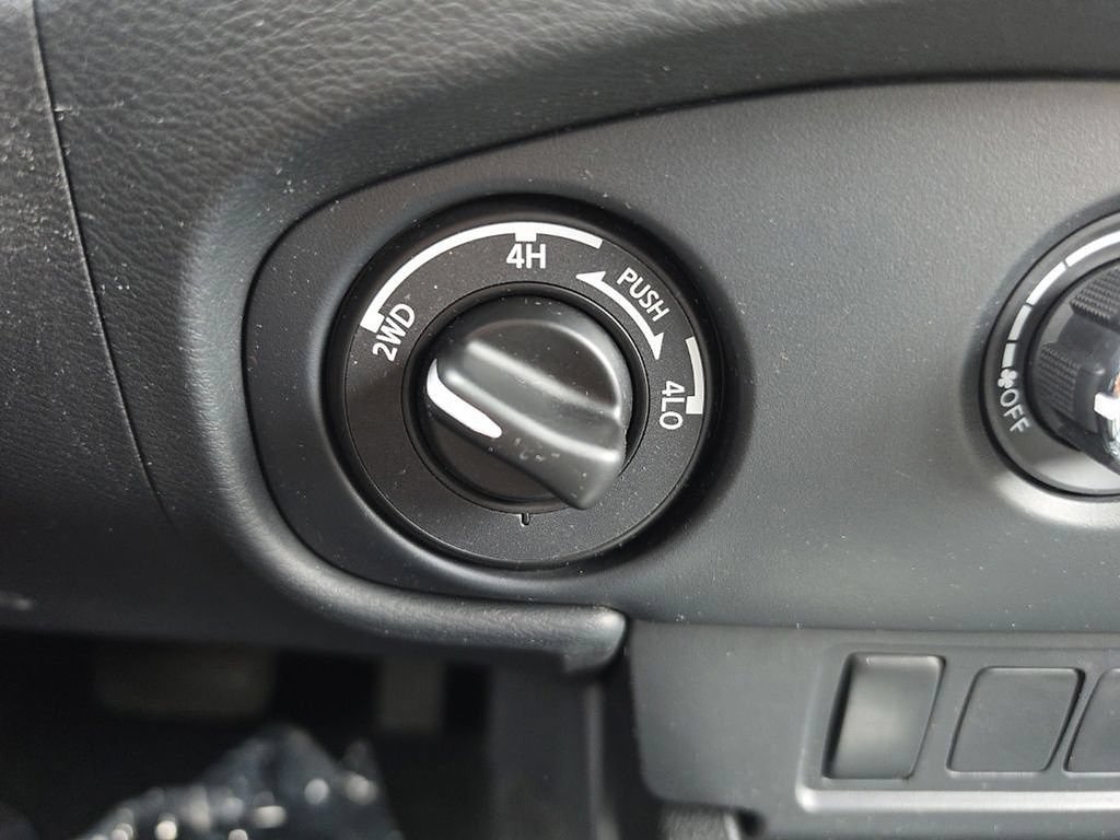 Used 2022 Nissan Frontier SV AWD/4WD image 49