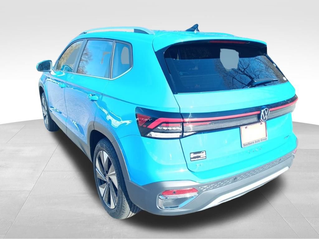 Used 2025 Volkswagen Taos SE w/ Panoramic Sunroof Package image 3