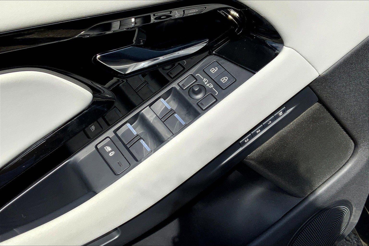 Used 2024 Land Rover Range Rover Evoque Dynamic SE image 35