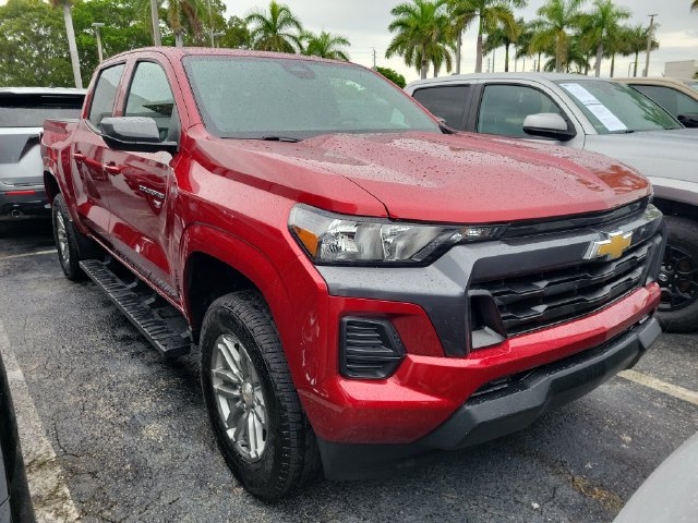 Used 2025 Chevrolet Colorado LT RWD image 2