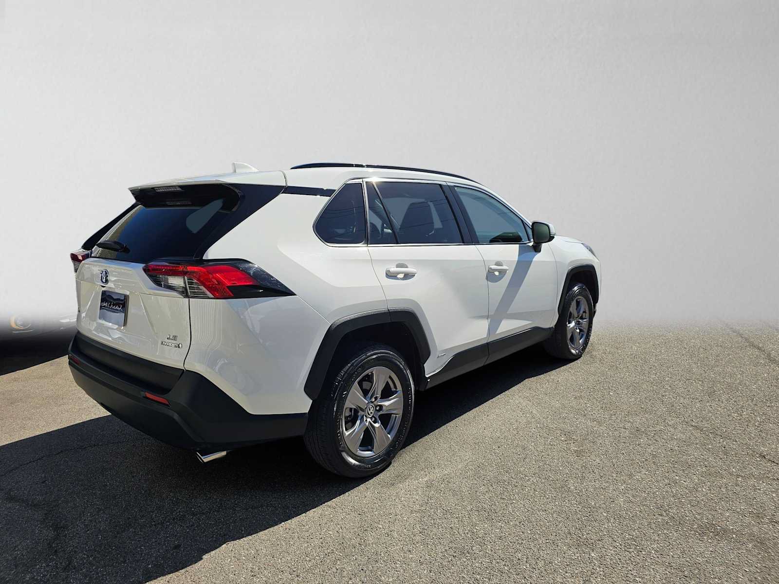 Used 2023 Toyota RAV4 LE AWD/4WD image 3