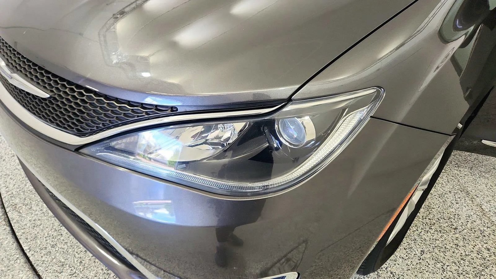Used 2017 Chrysler Pacifica Touring-L FWD image 34