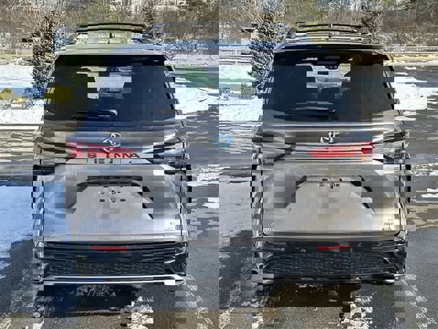 Used 2022 Toyota Sienna XSE image 4