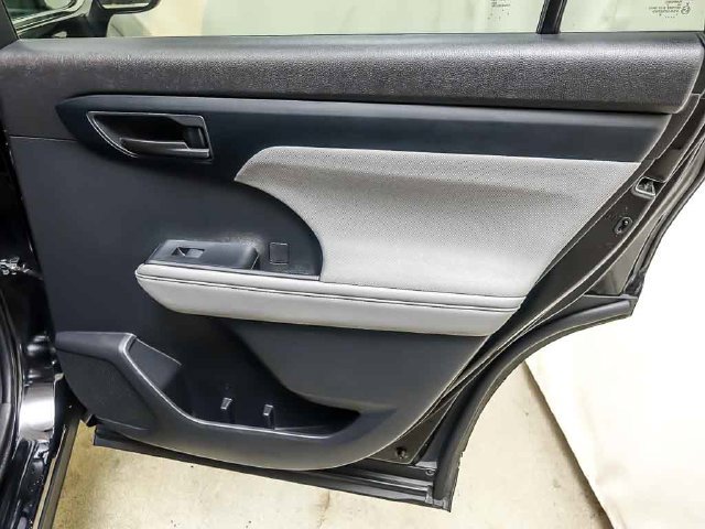 Used 2022 Toyota Highlander LE AWD/4WD image 26