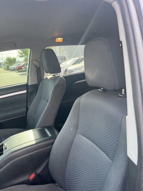 Used 2019 Toyota Highlander LE w/ Carpet Mat Package (TMS) FWD image 9