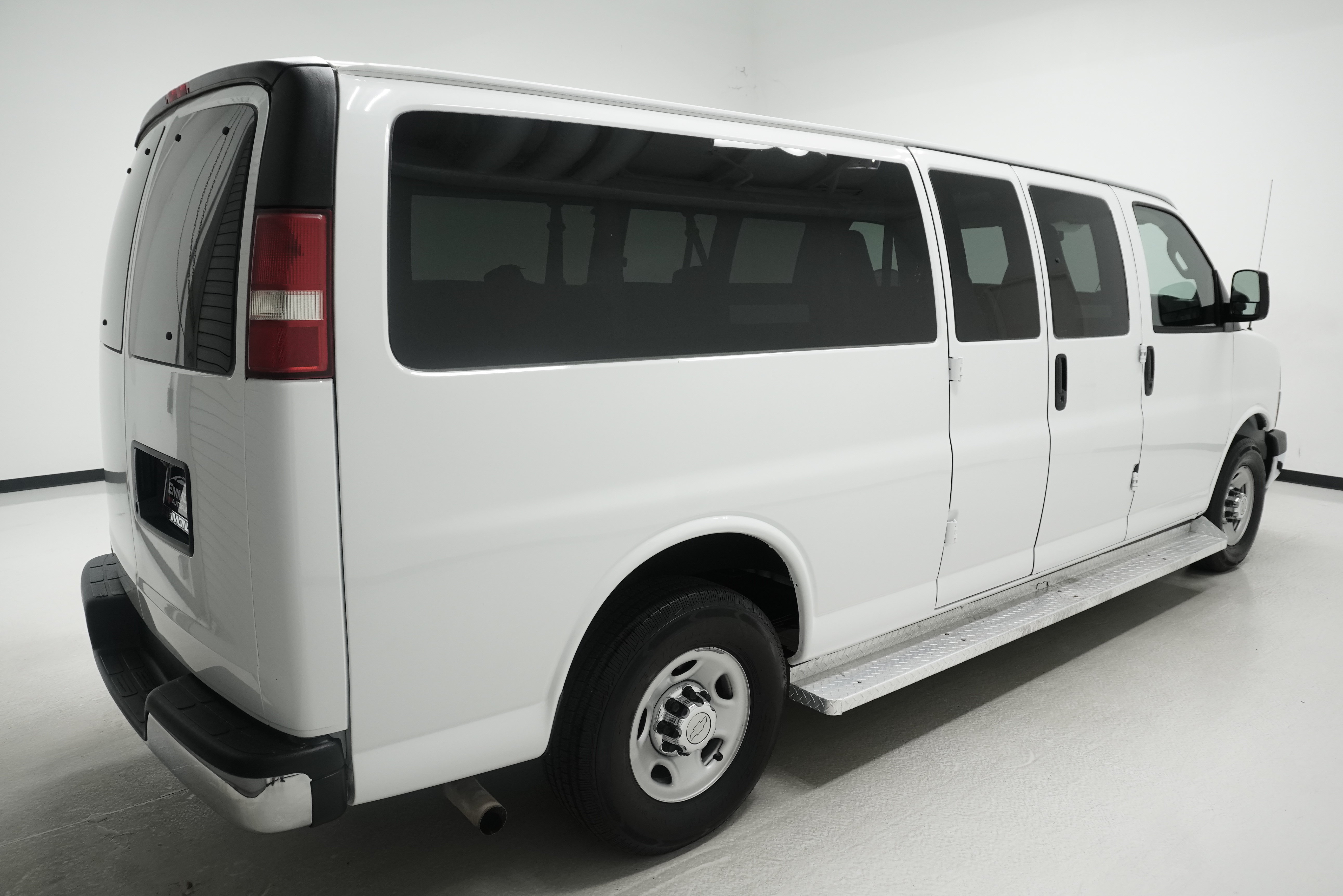 Used 2017 Chevrolet Express 3500 LT w/ LT Preferred Equipment Group RWD image 3