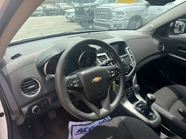 Used 2016 Chevrolet Cruze LT w/ Technology Package FWD image 9
