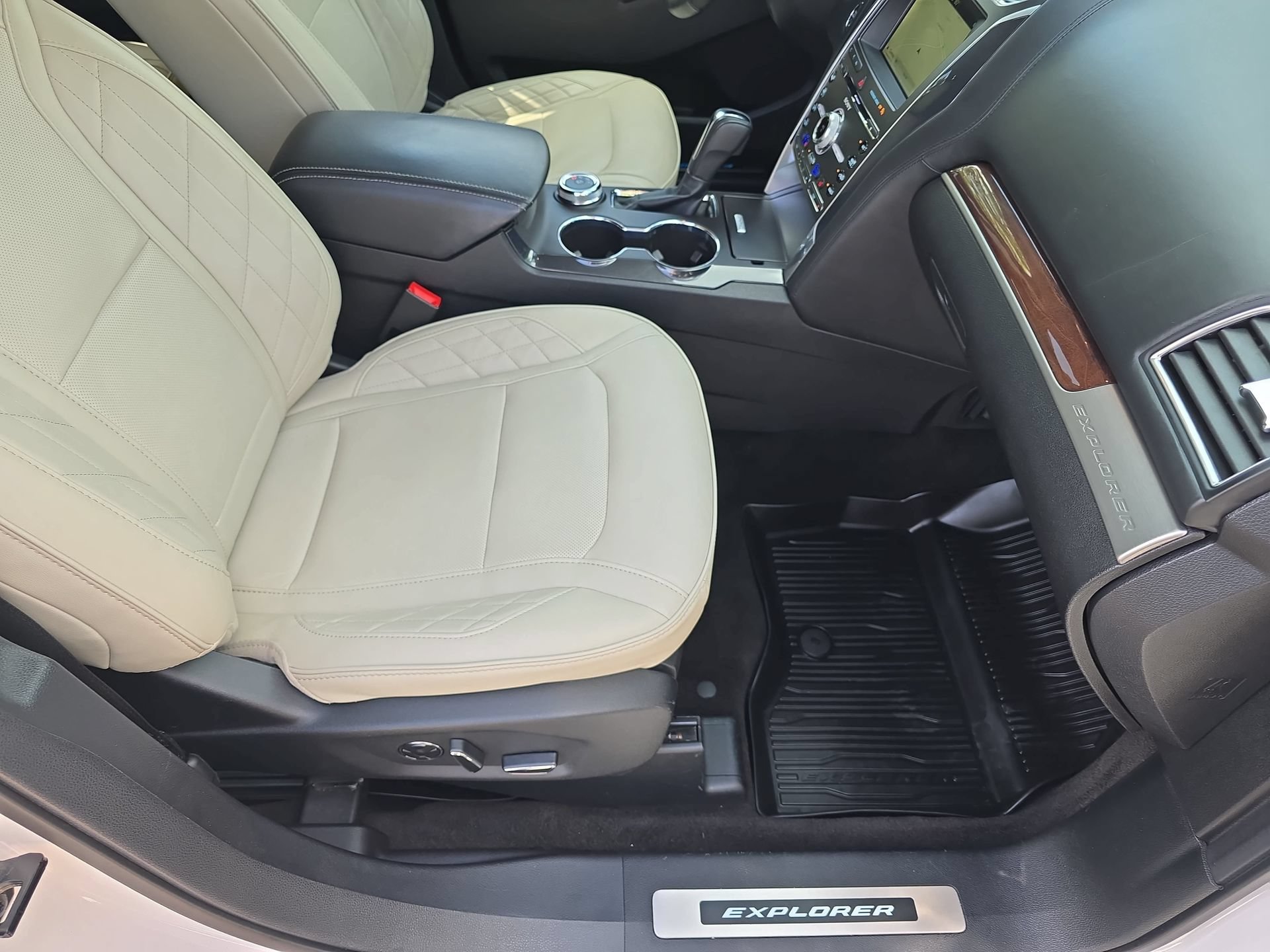 Used 2018 Ford Explorer Platinum AWD/4WD image 10