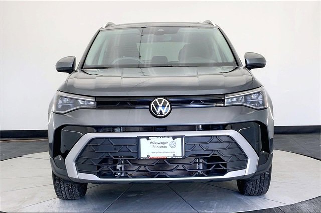 Certified 2025 Volkswagen Taos SE w/ Panoramic Sunroof Package image 3