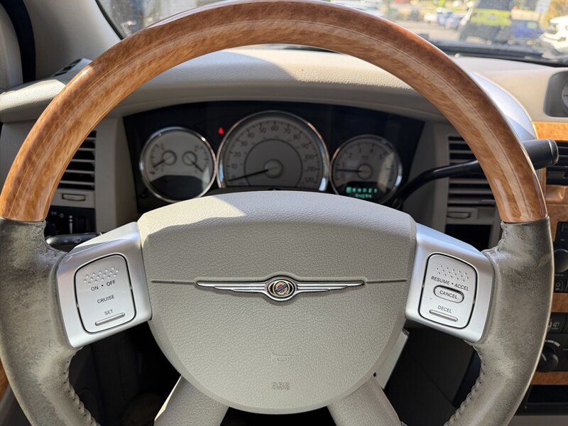 Used 2007 Chrysler Aspen Limited RWD image 22