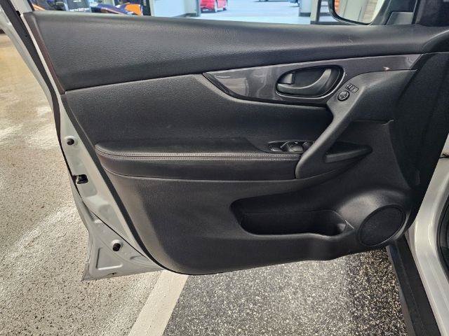 Used 2020 Nissan Rogue S AWD/4WD image 23