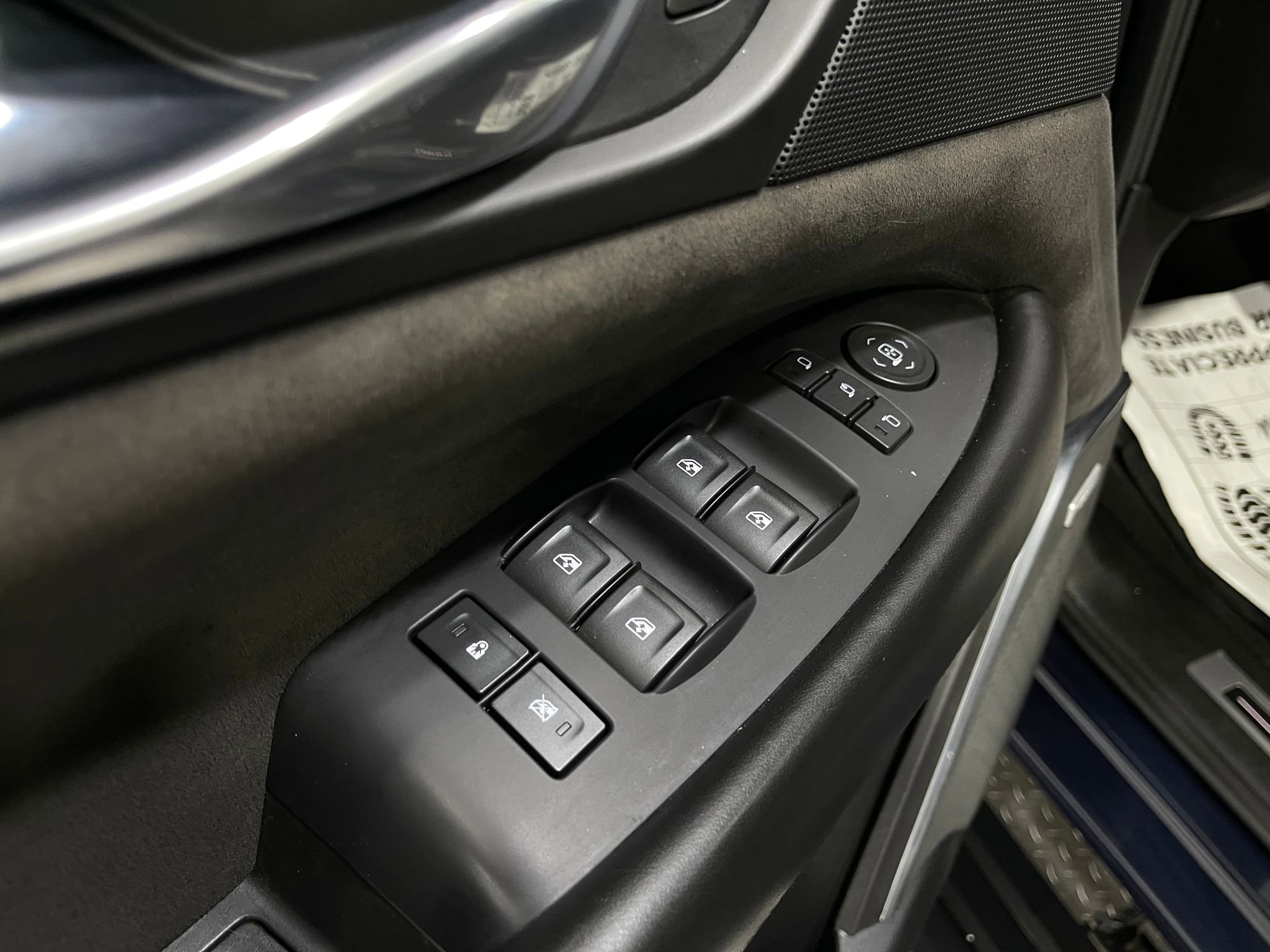 Used 2018 Cadillac Escalade Platinum AWD/4WD image 16
