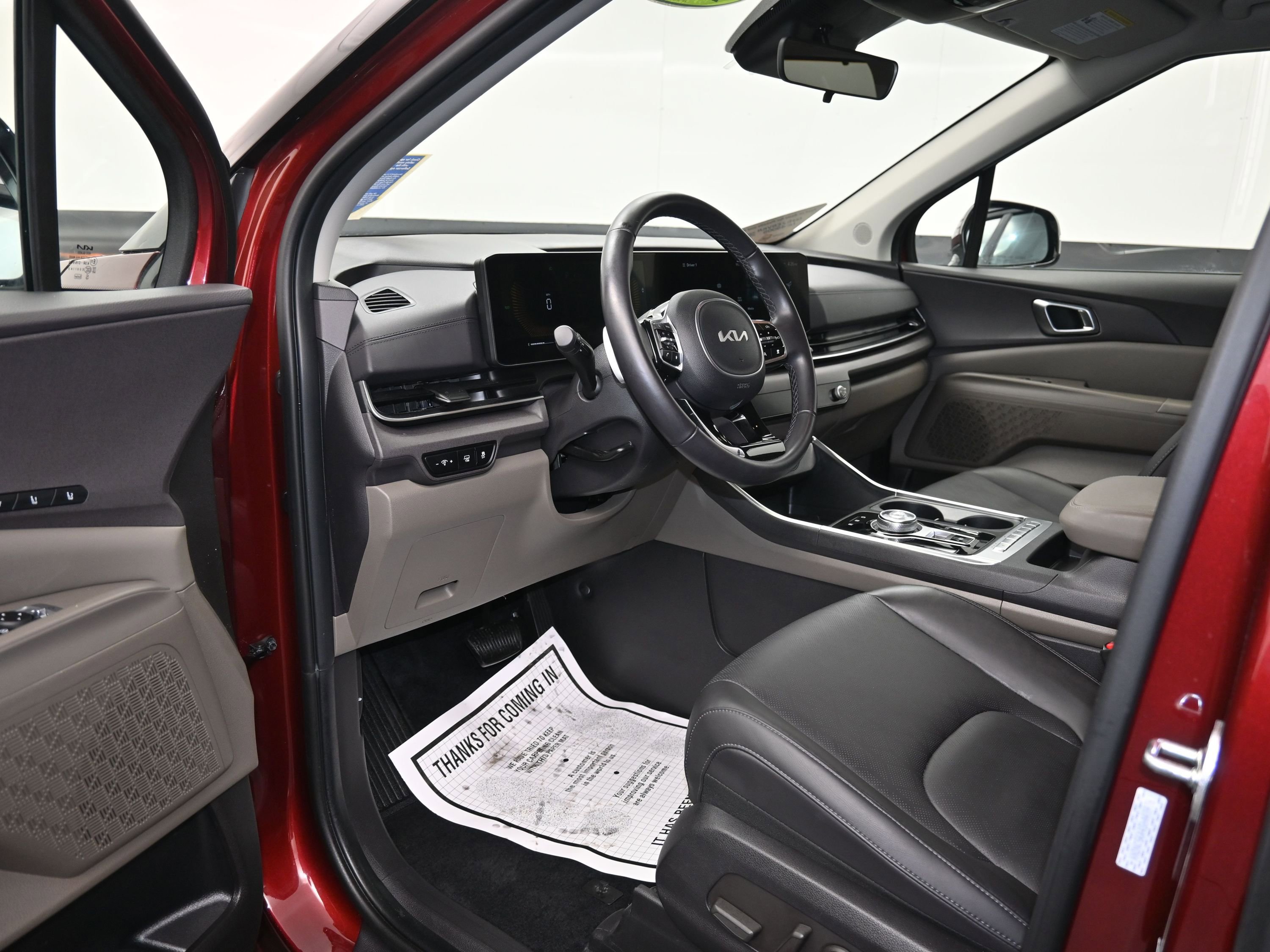 Used 2025 Kia Carnival EX image 17