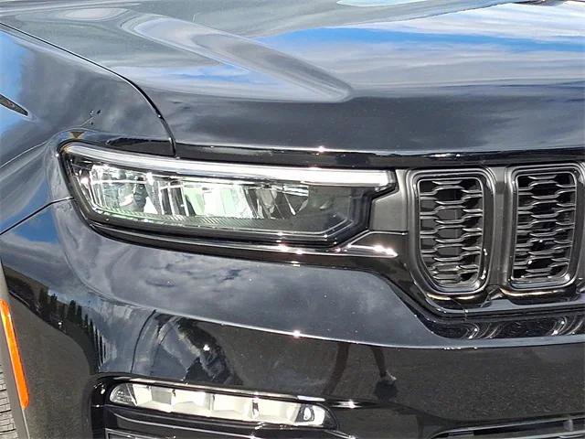 Certified 2025 Jeep Grand Cherokee Limited w/ Black Appearance Package image 9