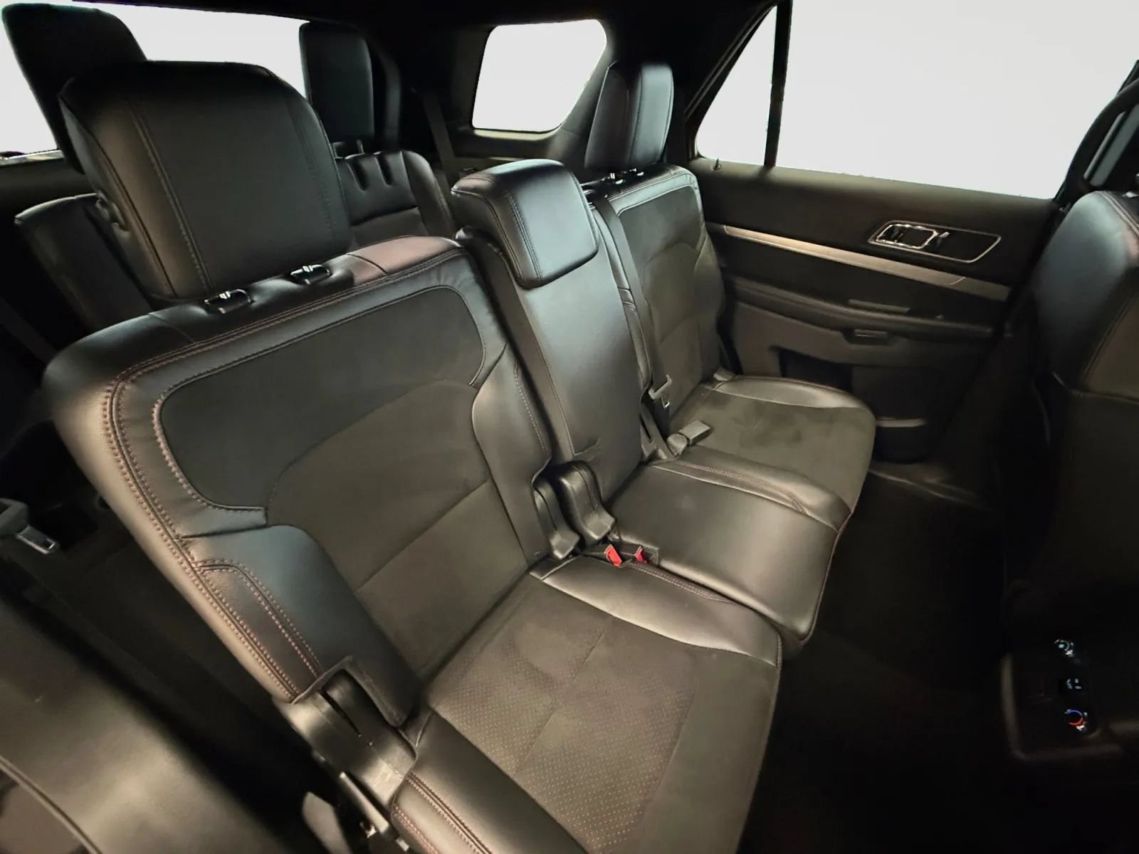 Used 2019 Ford Explorer XLT w/ Equipment Group 202A AWD/4WD image 19