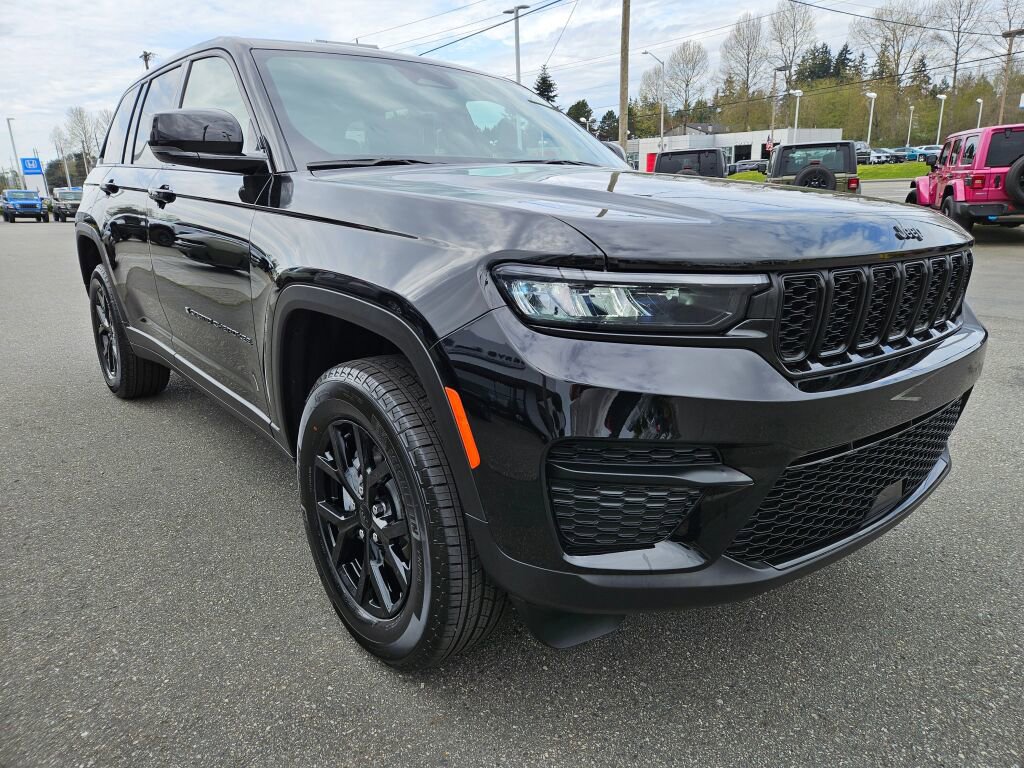 Used 2025 Jeep Grand Cherokee Altitude AWD/4WD image 6