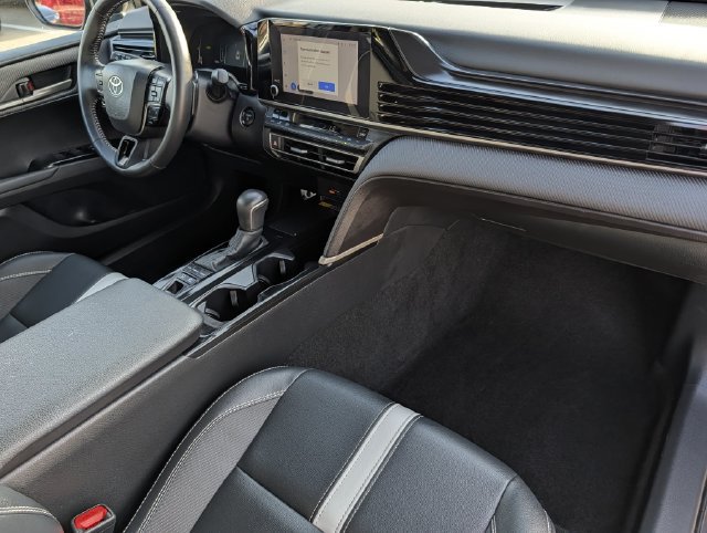 Used 2026 Toyota Camry SE FWD image 32