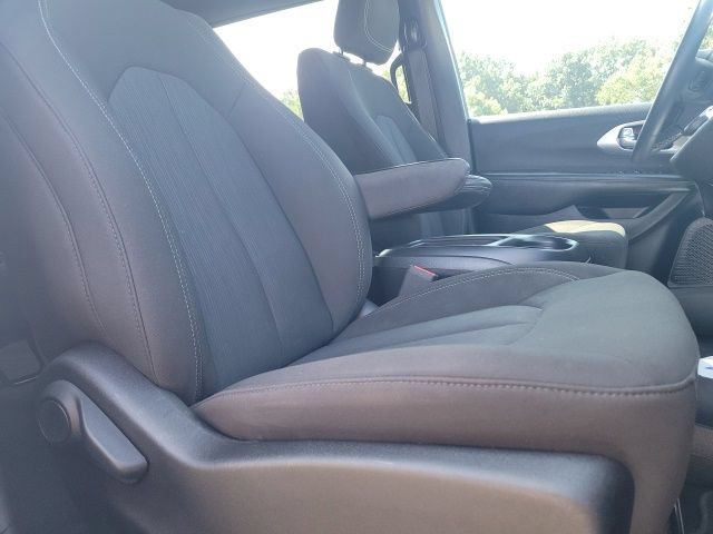 Used 2023 Chrysler Pacifica Touring FWD image 16