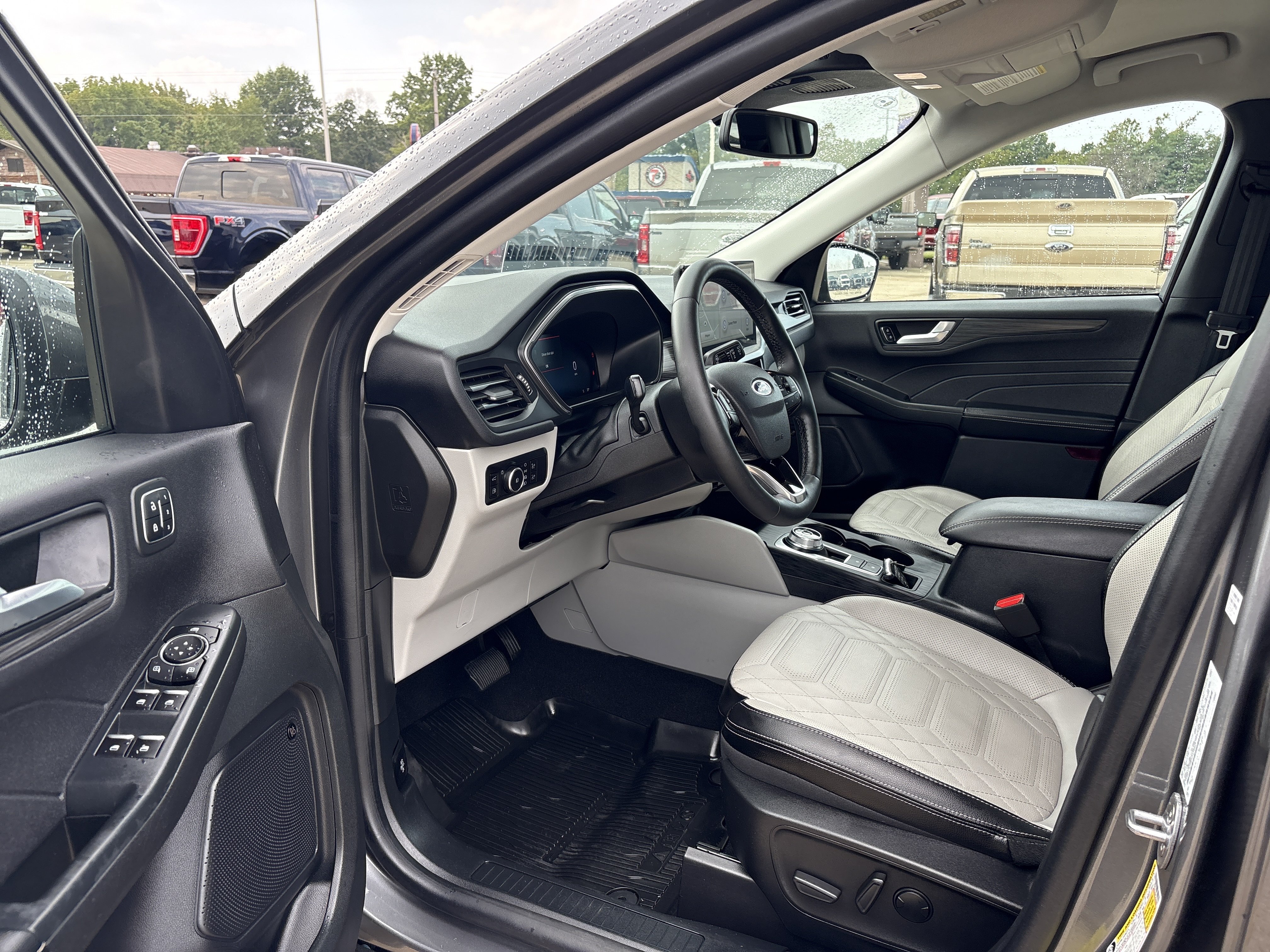 Used 2023 Ford Escape Platinum w/ Premium Technology Package AWD/4WD image 9