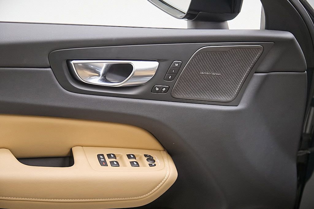 Certified 2025 Volvo XC60 B5 Ultra image 9